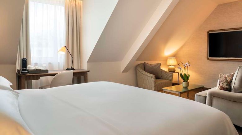 <b>Brunfels Hotel Suite</b>. Images powered by <a href="https://iceportal.shijigroup.com/" title="IcePortal" target="_blank">IcePortal</a>.