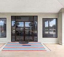 Econo Lodge Inn & Suites Exterior
