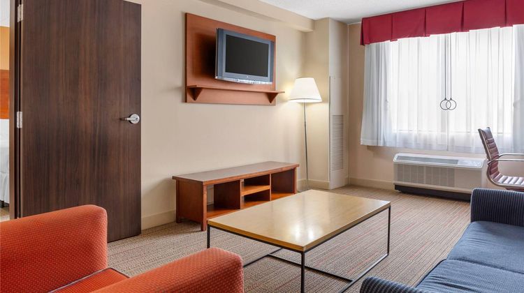 Radisson Hotel Detroit Metro Airport Suite