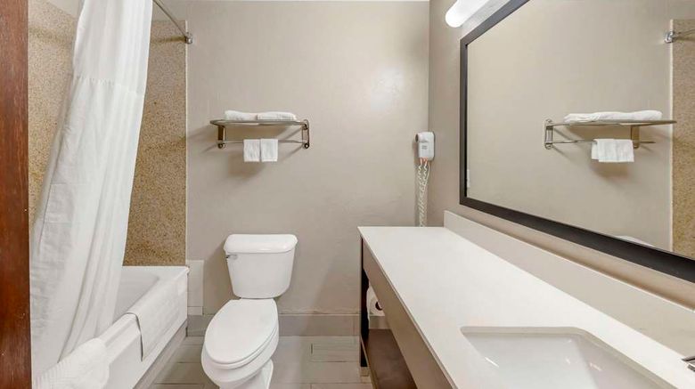 <b>Quality Inn El Reno Room</b>. Images powered by <a href="https://iceportal.shijigroup.com/" title="IcePortal" target="_blank">IcePortal</a>.