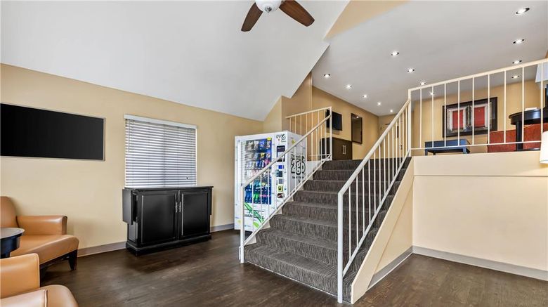 <b>Suburban Studios Brentwood Nashville Lobby</b>. Images powered by <a href="https://iceportal.shijigroup.com/" title="IcePortal" target="_blank">IcePortal</a>.