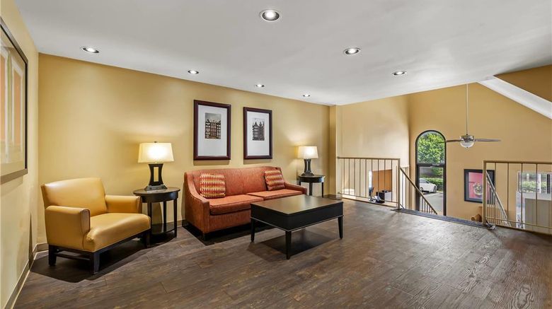 <b>Suburban Studios Brentwood Nashville Lobby</b>. Images powered by <a href="https://iceportal.shijigroup.com/" title="IcePortal" target="_blank">IcePortal</a>.