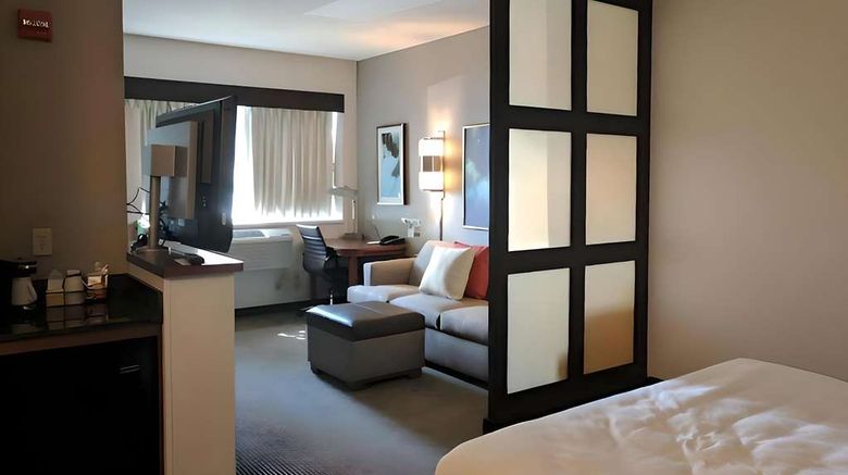 <b>Comfort Suites Milwaukee West Suite</b>. Images powered by <a href="https://iceportal.shijigroup.com/" title="IcePortal" target="_blank">IcePortal</a>.