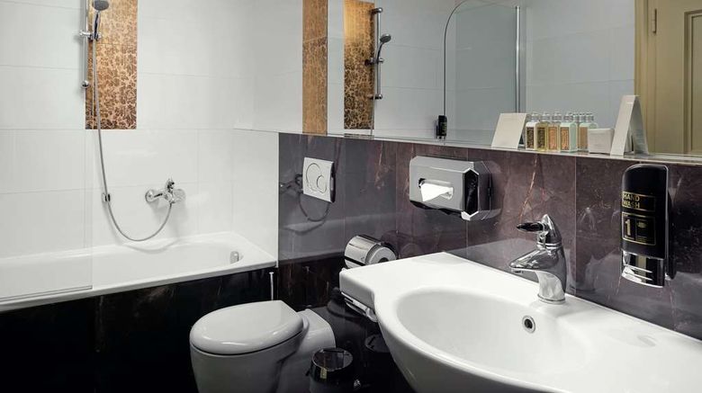 <b>The Charles Hotel Room</b>. Images powered by <a href="https://iceportal.shijigroup.com/" title="IcePortal" target="_blank">IcePortal</a>.