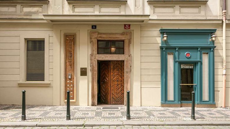 <b>The Charles Hotel Exterior</b>. Images powered by <a href="https://iceportal.shijigroup.com/" title="IcePortal" target="_blank">IcePortal</a>.