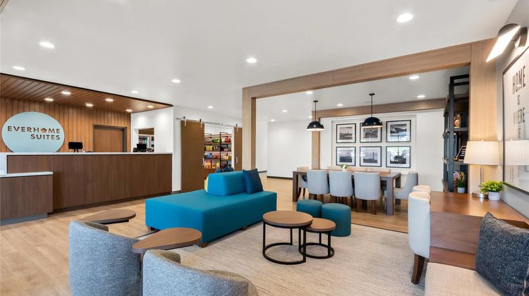 Everhome Suites Glendale Lobby