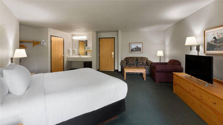 Shell Lake Lodge, a Travelodge Suite