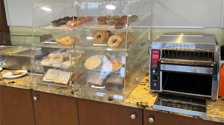 <b>Quality Inn St Jean-Sur-Richelieu Restaurant</b>. Images powered by <a href="https://iceportal.shijigroup.com/" title="IcePortal" target="_blank">IcePortal</a>.