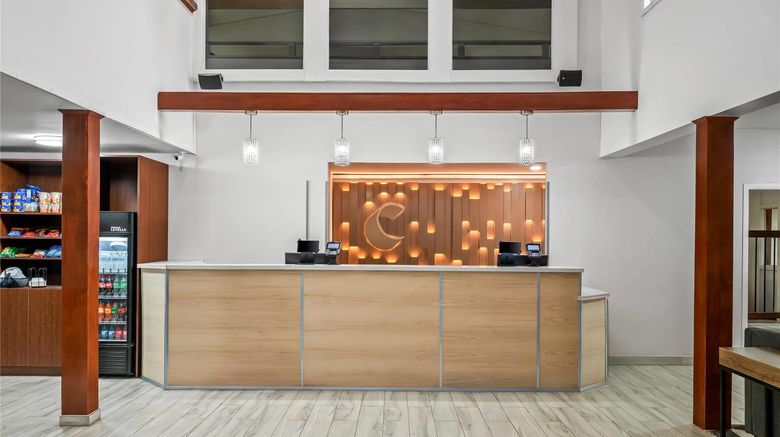 <b>Yellowstone Park Inn and Suites Lobby</b>. Images powered by <a href="https://iceportal.shijigroup.com/" title="IcePortal" target="_blank">IcePortal</a>.