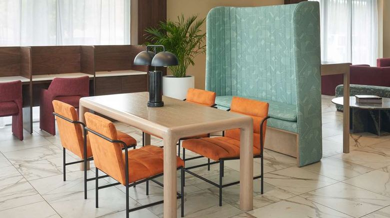 <b>DoubleTree by Hilton Miami North I-95 Lobby</b>. Images powered by <a href="https://iceportal.shijigroup.com/" title="IcePortal" target="_blank">IcePortal</a>.