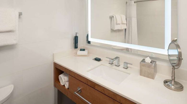 <b>DoubleTree by Hilton Miami North I-95 Room</b>. Images powered by <a href="https://iceportal.shijigroup.com/" title="IcePortal" target="_blank">IcePortal</a>.