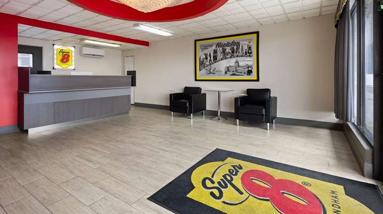 Super 8 by Wyndham Hazleton Lobby