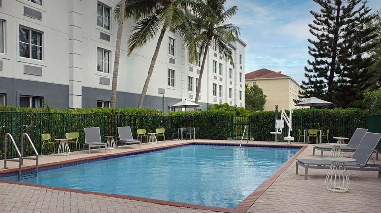 <b>Spark by Hilton Miami Doral Pool</b>. Images powered by <a href="https://iceportal.shijigroup.com/" title="IcePortal" target="_blank">IcePortal</a>.