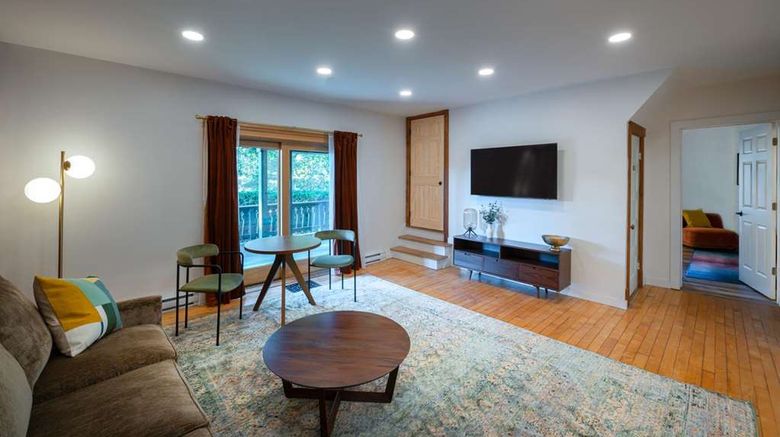 <b>Town House Lodge Suite</b>. Images powered by <a href="https://iceportal.shijigroup.com/" title="IcePortal" target="_blank">IcePortal</a>.