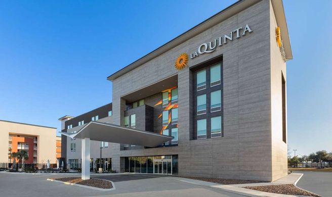La Quinta Inn & Suites at the RIM Exterior