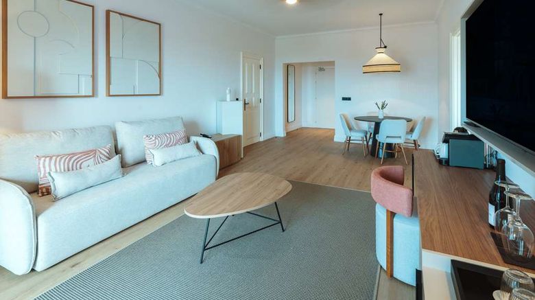<b>Dreams Madeira Resort, Spa & Marina Suite</b>. Images powered by <a href="https://iceportal.shijigroup.com/" title="IcePortal" target="_blank">IcePortal</a>.