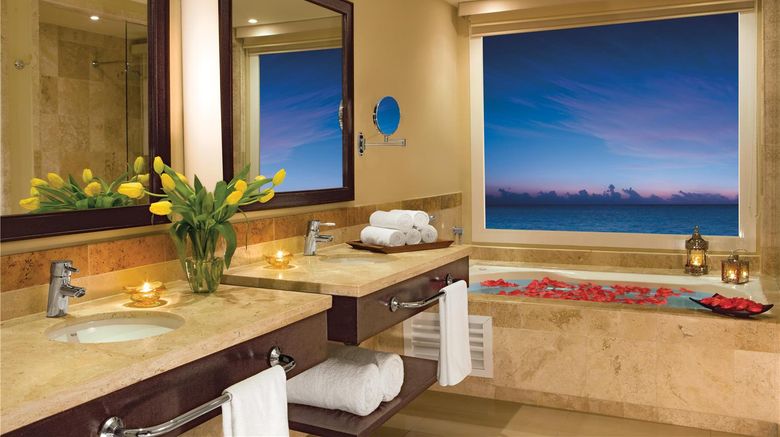 <b>Dreams Jade Resort & Spa Room</b>. Images powered by <a href="https://iceportal.shijigroup.com/" title="IcePortal" target="_blank">IcePortal</a>.
