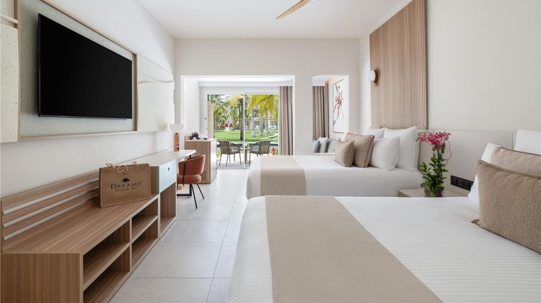 <b>Dreams Royal Beach Punta Cana Suite</b>. Images powered by <a href="https://iceportal.shijigroup.com/" title="IcePortal" target="_blank">IcePortal</a>.