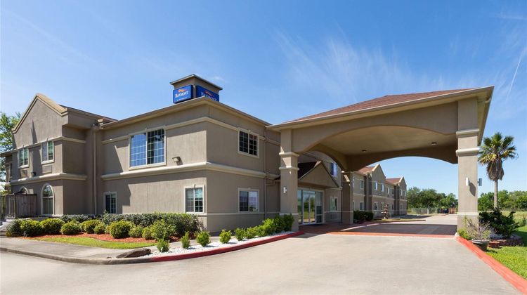 Baymont by Wyndham Texas City Exterior