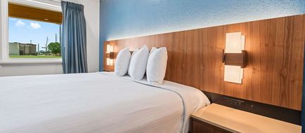 Econo Lodge Inn and Suites Sealy Room