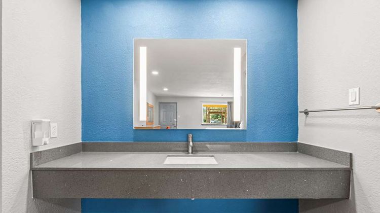 Econo Lodge Inn and Suites Sealy Room