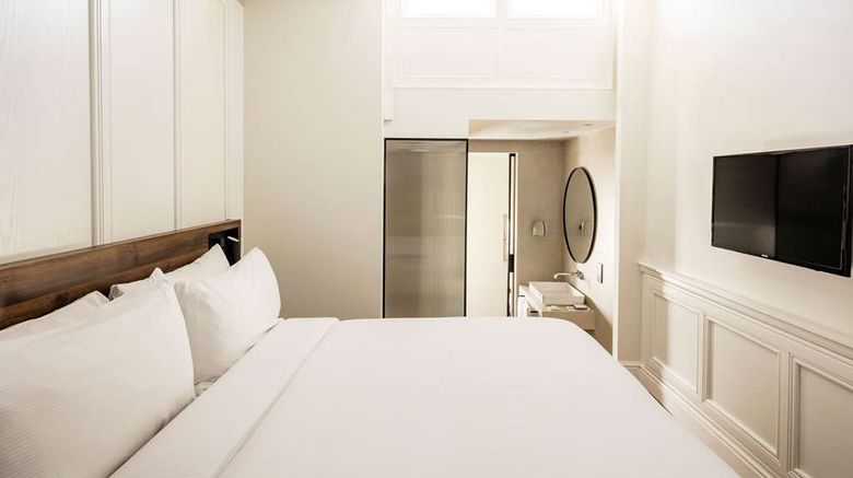 <b>The Caesar Hotel Room</b>. Images powered by <a href="https://iceportal.shijigroup.com/" title="IcePortal" target="_blank">IcePortal</a>.