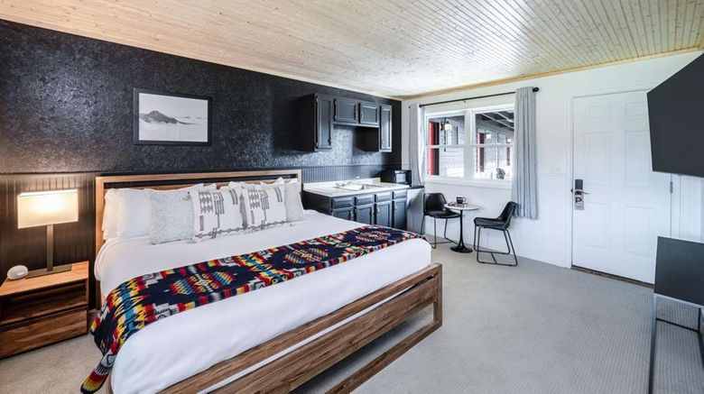<b>Placid Bay Inn Room</b>. Images powered by <a href="https://iceportal.shijigroup.com/" title="IcePortal" target="_blank">IcePortal</a>.