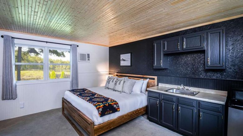 <b>Placid Bay Inn Room</b>. Images powered by <a href="https://iceportal.shijigroup.com/" title="IcePortal" target="_blank">IcePortal</a>.
