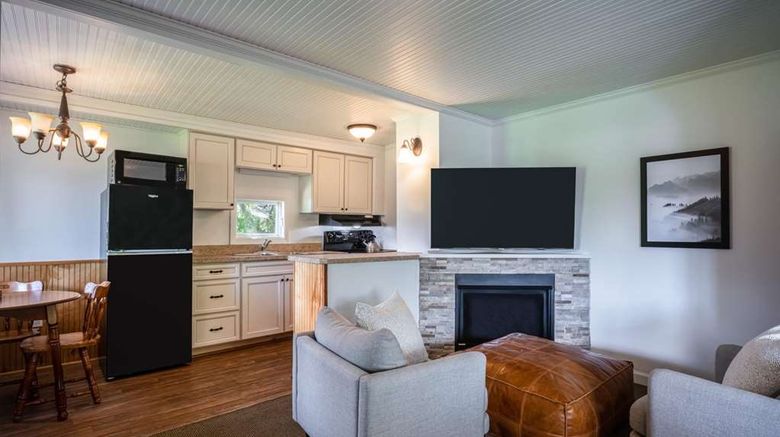 <b>Placid Bay Inn Room</b>. Images powered by <a href="https://iceportal.shijigroup.com/" title="IcePortal" target="_blank">IcePortal</a>.