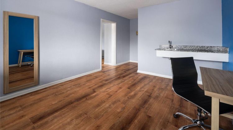 Super 8 by Wyndham Portsmouth Norfolk Suite