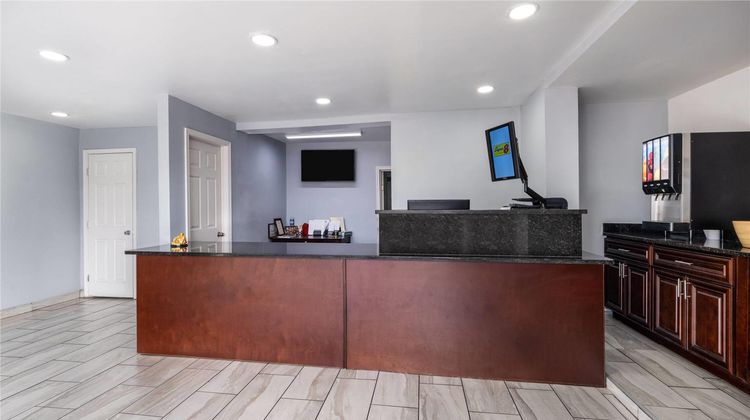 Super 8 by Wyndham Portsmouth Norfolk Lobby