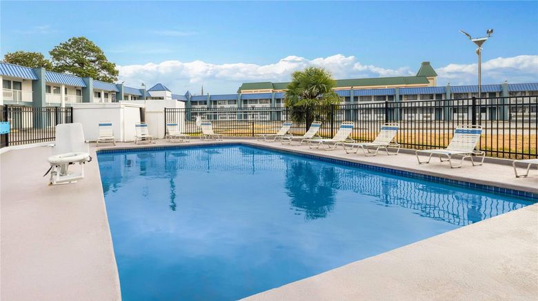 <b>Super 8 by Wyndham Portsmouth Norfolk Pool</b>. Images powered by <a href="https://iceportal.shijigroup.com/" title="IcePortal" target="_blank">IcePortal</a>.