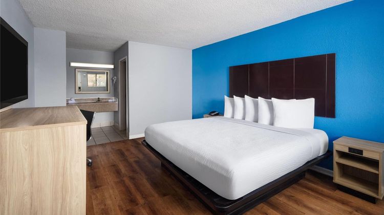 Super 8 by Wyndham Portsmouth Norfolk Room