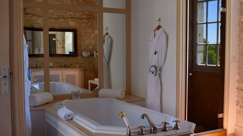 <b>Chateau des Vigiers Suite</b>. Images powered by <a href="https://iceportal.shijigroup.com/" title="IcePortal" target="_blank">IcePortal</a>.