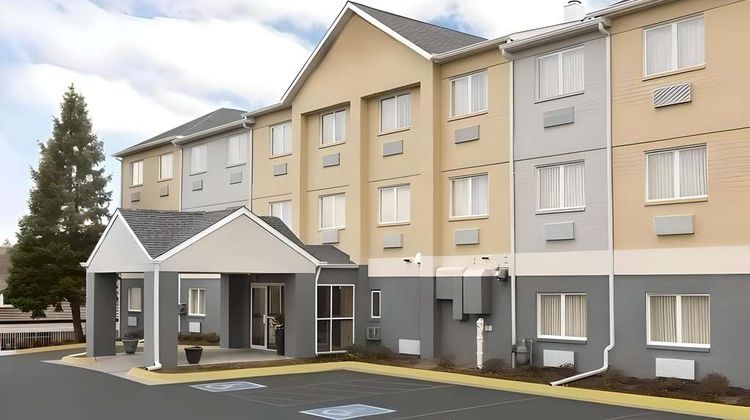 Dubuque Inn & Suites Exterior