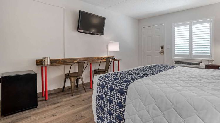 Super 8 by Wyndham Daleville Ft Novosel Room