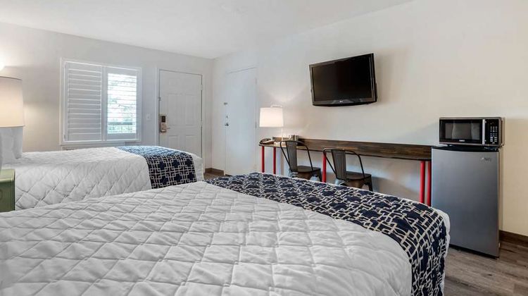Super 8 by Wyndham Daleville Ft Novosel Room