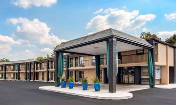 Super 8 by Wyndham Daleville Ft Novosel