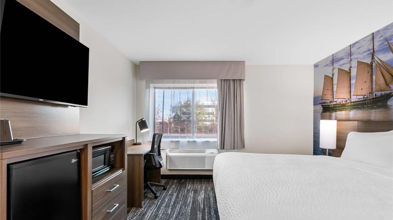 <b>Clarion Pointe Milwaukee Airport Room</b>. Images powered by <a href="https://iceportal.shijigroup.com/" title="IcePortal" target="_blank">IcePortal</a>.