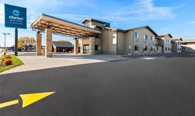 Clarion Pointe Milwaukee Airport Exterior