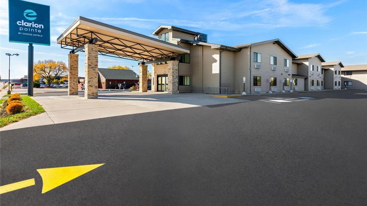 Clarion Pointe Milwaukee Airport Exterior