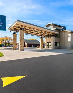 Clarion Pointe Milwaukee Airport