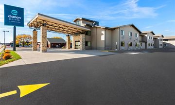 Clarion Pointe Milwaukee Airport