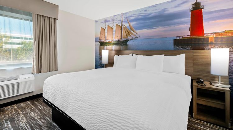 Clarion Pointe Milwaukee Airport Room