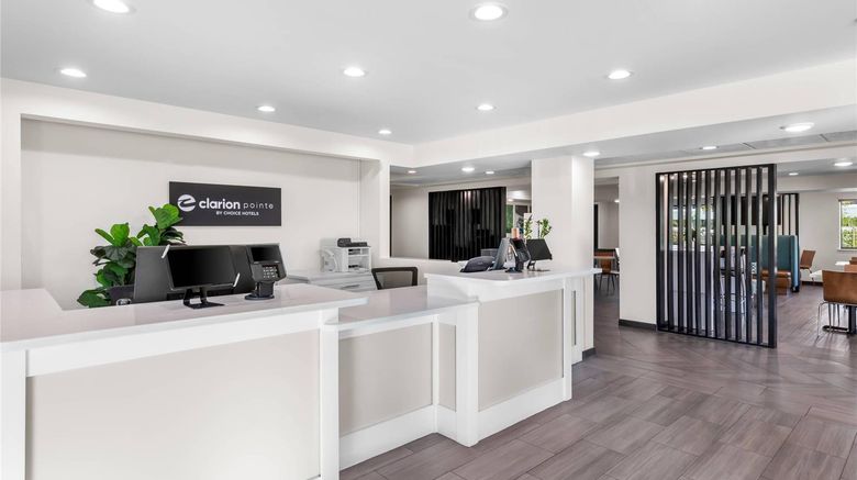 <b>Clarion Pointe Milwaukee Airport Lobby</b>. Images powered by <a href="https://iceportal.shijigroup.com/" title="IcePortal" target="_blank">IcePortal</a>.