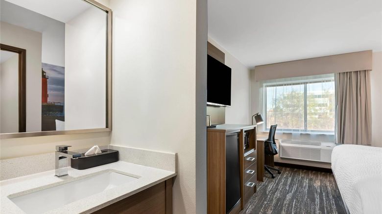 <b>Clarion Pointe Milwaukee Airport Room</b>. Images powered by <a href="https://iceportal.shijigroup.com/" title="IcePortal" target="_blank">IcePortal</a>.