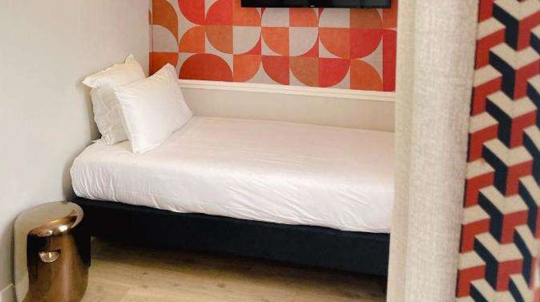 <b>Hotel de l'Esperance Room</b>. Images powered by <a href="https://iceportal.shijigroup.com/" title="IcePortal" target="_blank">IcePortal</a>.