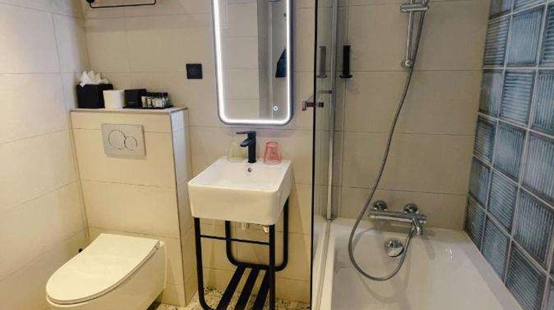 <b>Hotel de l'Esperance Room</b>. Images powered by <a href="https://iceportal.shijigroup.com/" title="IcePortal" target="_blank">IcePortal</a>.
