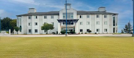 Baymont by Wyndham Kingdom City Exterior