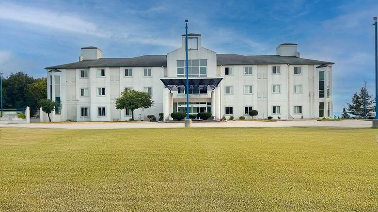 <b>Baymont by Wyndham Kingdom City Exterior</b>. Images powered by <a href="https://iceportal.shijigroup.com/" title="IcePortal" target="_blank">IcePortal</a>.